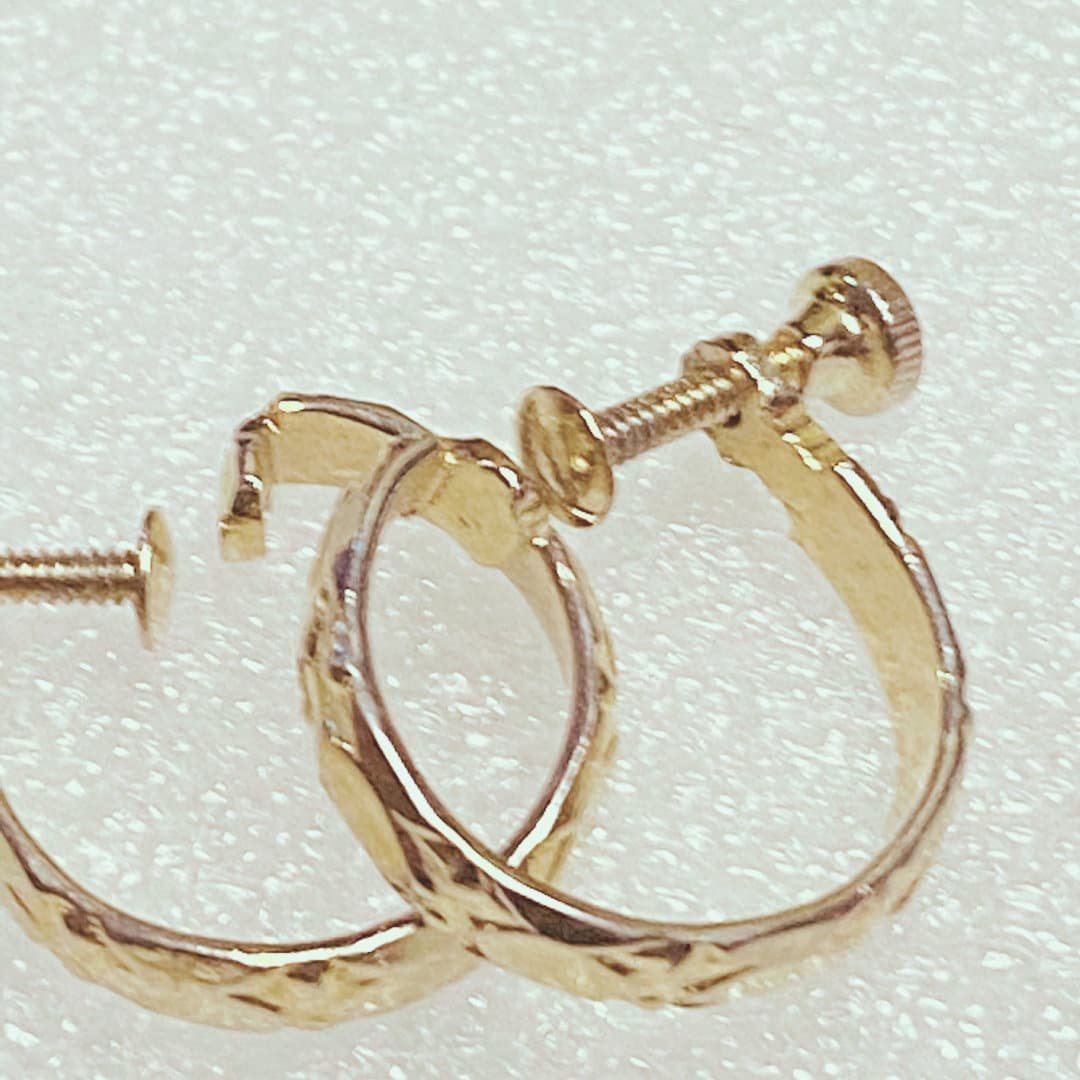 Vintage textured silver screw back earrings