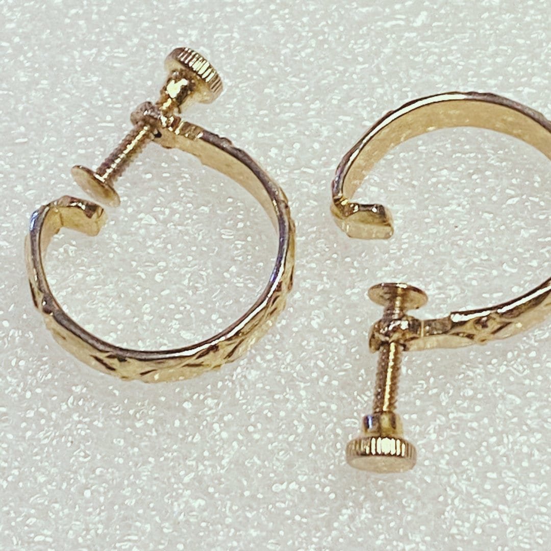 Vintage textured silver screw back earrings
